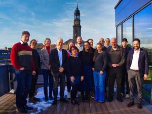Quelle: Katholische Akademie der Erzdiözese Freiburg Gruppenfoto auf der Dachterrasse der Katholischen Akademie Hamburg, im Hintergrund der Turm der Kirche St. Michaelis.