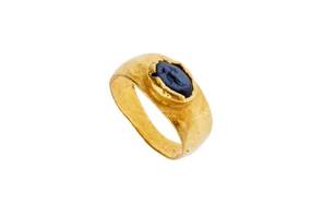 Quelle: Goldener Fingerring mit Merkurdarstellung aus Vörstetten_6. Jahr. n. Chr._Fotograf Axel Killian