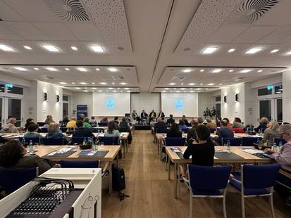 Quelle: Katholische Akademie Freiburg, Palliative Care Forum TN einer Tagung in einem Raum